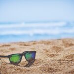 En vacances : lunettes de soleil sur la plage